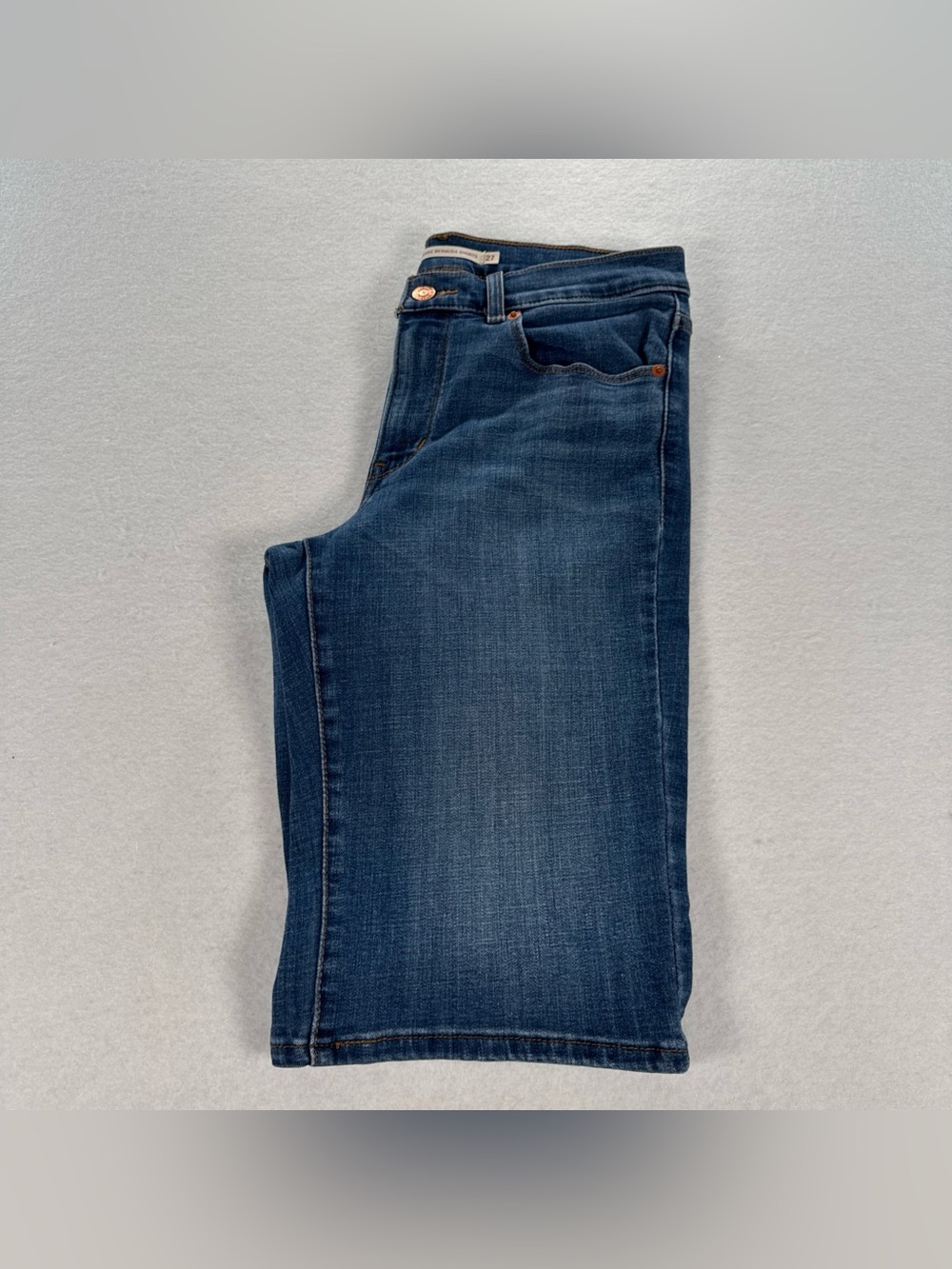 Levi’s Classic Bermuda Jean Shorts Women’s S27 Blue Mid Rise Med Wash Denim Long - Picture 10 of 10